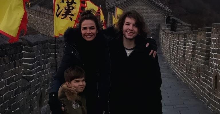 Luciana Gimenez e família na Muralha da China - Divulgação