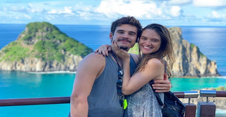 O casal está aproveitando as férias da TV para curtir uma viagem juntinhos ao arquipélago de Fernando de Noronha. - Reprodução/ Instagram