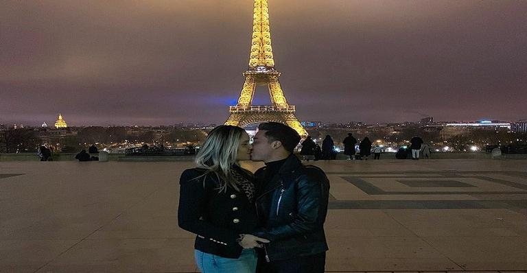 Wesley Safadão e Thyane Dantas se beijam em frente à Torre Eiffel - Reprodução/ Instagram