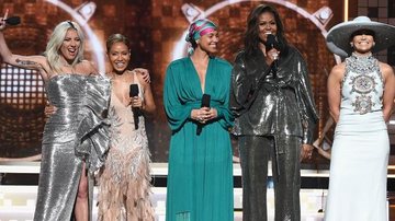 A personalidade estava acompanhada das divas Jennifer Lopez, Lady Gaga e Jada Pinkett-Smith - Getty Images