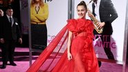 Miley Cyrus no tapete vermelho da estreia de Isn’t Romantic. - Getty Images