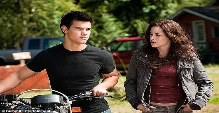 Taylor Lautner comemorou mais um ano de vida ao lado da amiga - Divulgação