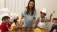 Patricia Abravanel faz ''bagunça'' na cozinha com os filhos e sobrinhos - Reprodução Instagram