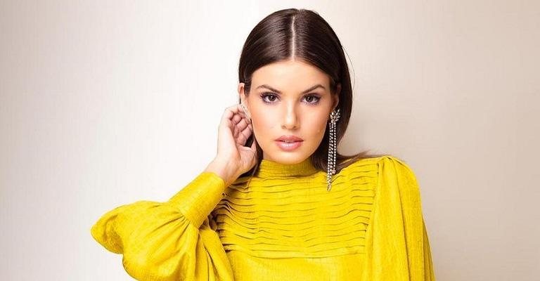 Camila Queiroz interpreta Vanessa na novela Verão 90 - TV Globo/Divulgação