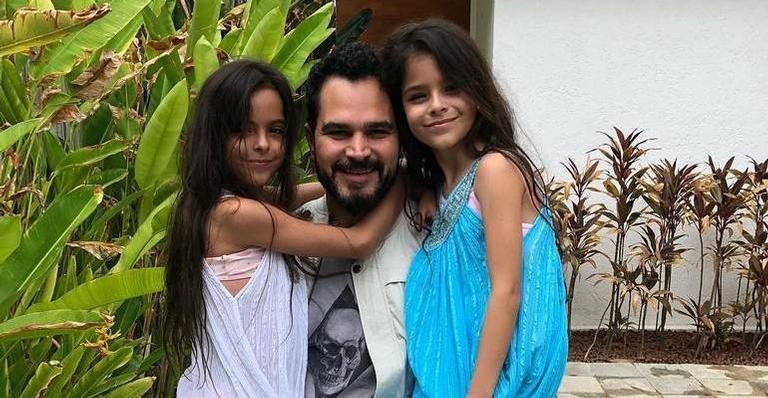 Luciano Camargo e as filhas, Helena e Isa - Reprodução / Instagram