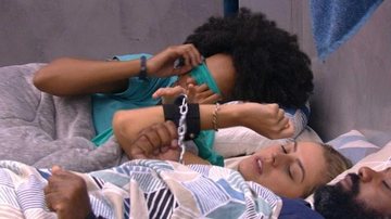 Isabella, Gabriela, Rízia, Rodrigo e Alan tentando dormir acorrentados - Reprodução/TV Globo