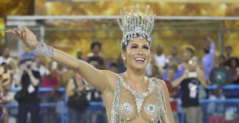 Lívia Andrade exibe fantasia ousada em ensaio de Carnaval - AgNews