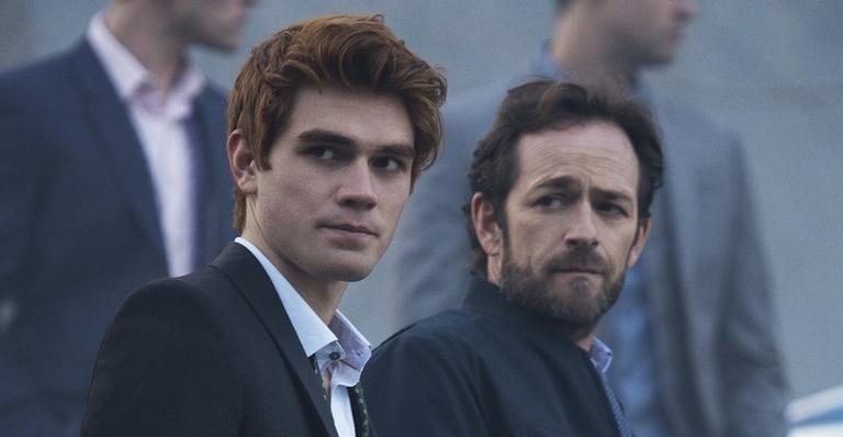 KJ Apa e Luke Perry em 'Riverdale' - Divulgação / CW