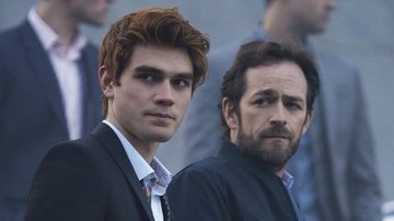 KJ Apa e Luke Perry em 'Riverdale' - Divulgação / CW