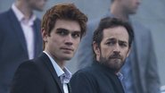 KJ Apa e Luke Perry em 'Riverdale' - Divulgação / CW