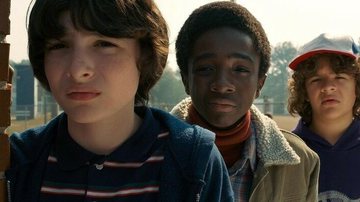 Finn Wolfhard, Caleb McLaughing e Gaten Matarazzo - Divulgação Netflix