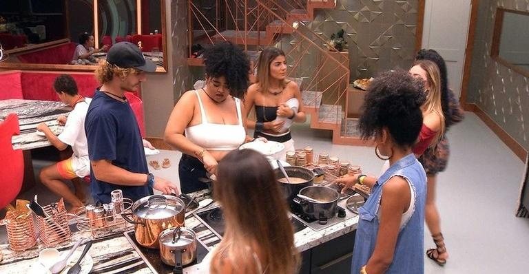 Brothers conversam na cozinha sobre a visita de Malvino Salvador - Reprodução/Rede Globo