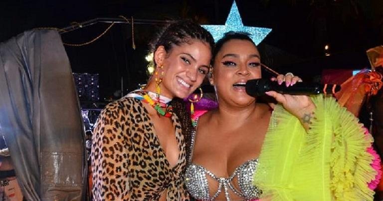 Laura Fernandez e Preta Gil durante 'Bloco da Preta', no Carnaval de Salvador. - Instagram/Reprodução