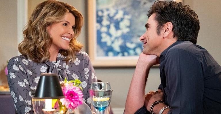 Lori Loughlin com John Stamos em 'Fuller House' - Divulgação/ Netflix