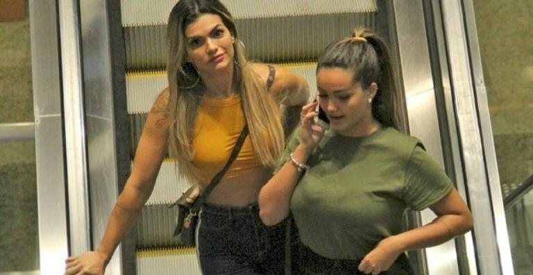 Kelly Key foi clicada com a filha Suzanna - Agnews