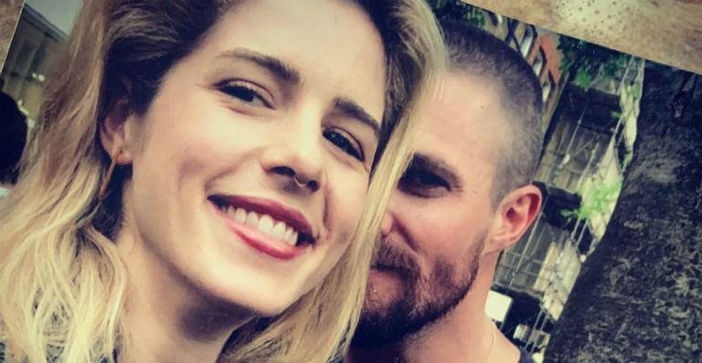 Stephen Amell e Emily Bett trabalharam juntos em sete temporadas - Reprodução/ Instagram