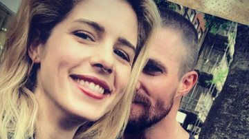 Stephen Amell e Emily Bett trabalharam juntos em sete temporadas - Reprodução/ Instagram