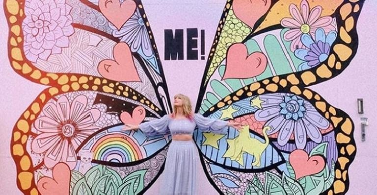 Taylor Swift posou em frente a um mural que combina com a nova música - Reprodução/ Instagram