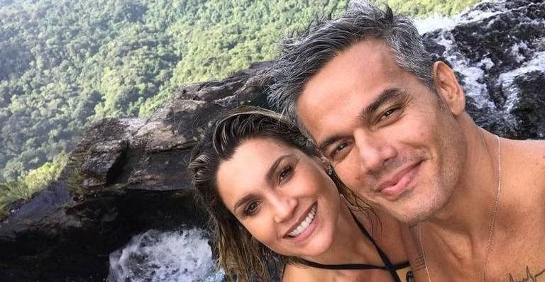 Casal surge sorridente com as filhas na piscina - Reprodução/Instagram