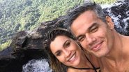 Casal surge sorridente com as filhas na piscina - Reprodução/Instagram