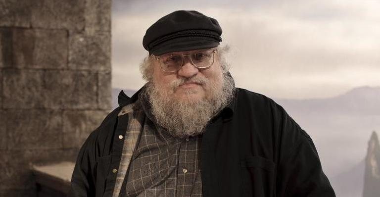 George R. R. Martin no set de gravação de Game of Thrones - Foto/Destaque Instagram HBO