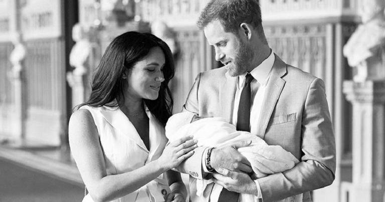 Meghan Markle e príncipe Harry, segurando Archie Harrison Mountbatten-Windsor - Chris Allerton/ SussexRoyal