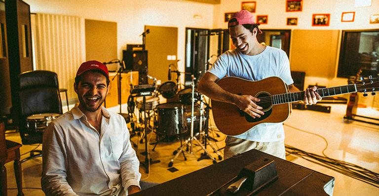 Lagum e Jão em estúdio durante gravação de parceria - Foto/Alexandre Stehling