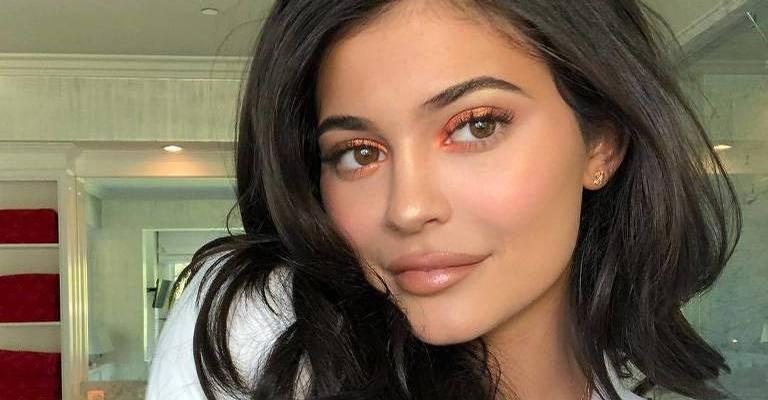 Milionária, Kylie Jenner expande suas marcas - Foto/Destaque Legenda