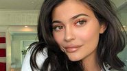 Milionária, Kylie Jenner expande suas marcas - Foto/Destaque Legenda