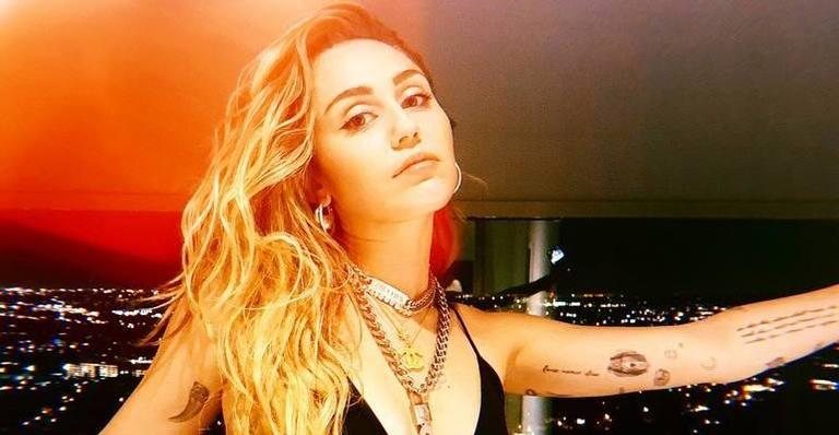 Miley Cyrus foi atacada por 'fã' na saída de hotel e é socorrida por seguranças - Reprodução/Instagram