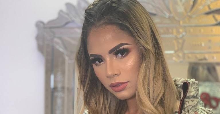 Cantora sensualizou e impressionou com look decotadíssimo - Reprodução/Instagram