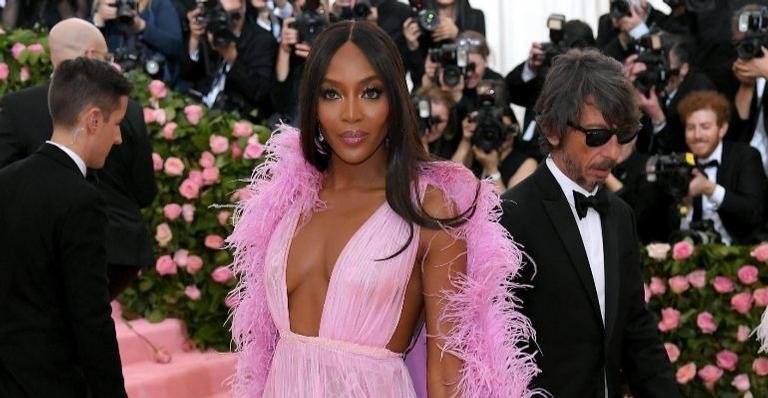 Aos 48 anos, Naomi Campbell mostrou o corpo e dividiu opiniões na internet - Foto/Destaque Getty Images