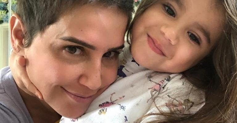 Mãe de Deborah Secco compartilha foto rara da atriz criança - Foto/Destaque Instagram