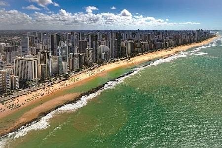 A Praia de Boa Viagem tem água do mar com temperatura agradável e quiosques na orla. - Crédito: Sol Pulquério