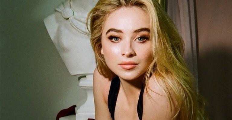 Sabrina Carpenter lança clipe divertido para 'In My Bed' - Foto/Destaque Singular ACT I