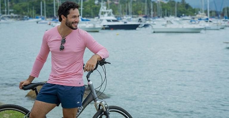 Rainer Cadete andando de bike em Ilhabela - Martin Gurfein