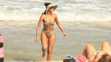 Atriz curtiu um dia de praia na companhia de sua filha mais nova - Divulgação/JC Pereira/AgNews