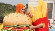 Katy Perry e Taylor Swift no clipe 'You Need To Calm Down' - Reprodução/Divulgação