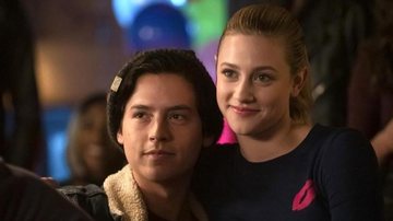 Lili Reinhart e Cole Sprouse passam por climão em entrevista - Foto/Destaque Riverdale/THE CW Divulgação