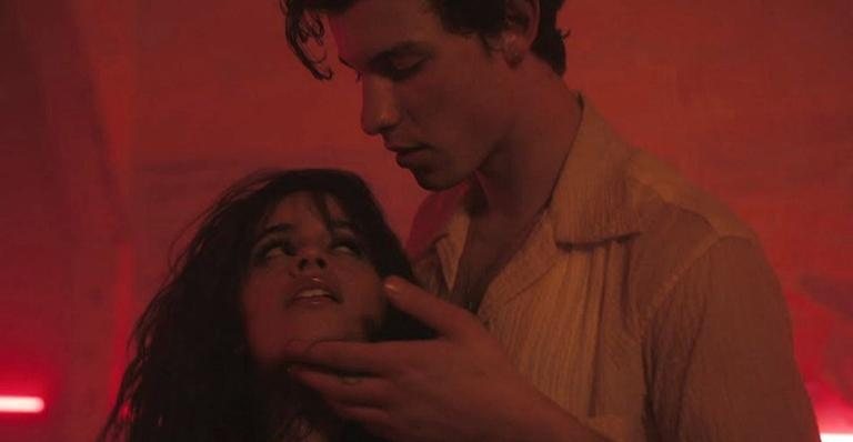 Shawn Mendes e Camila Cabello em cena quente durante o videoclipe de Señorita - Foto/Reprodução Señorita