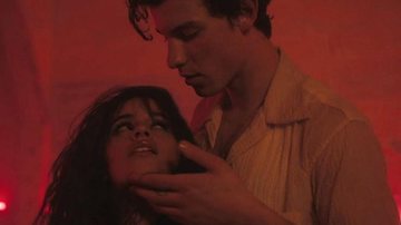 Shawn Mendes e Camila Cabello em cena quente durante o videoclipe de Señorita - Foto/Reprodução Señorita