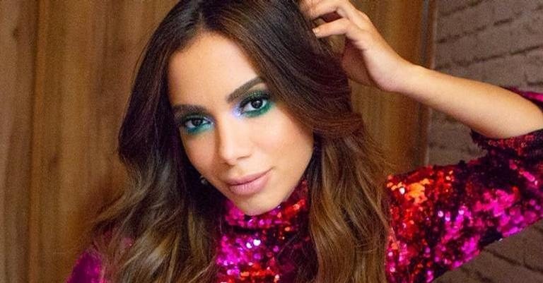 Anitta solta a voz em restaurante na Europa e surpreende - Foto/Destaque Instagram