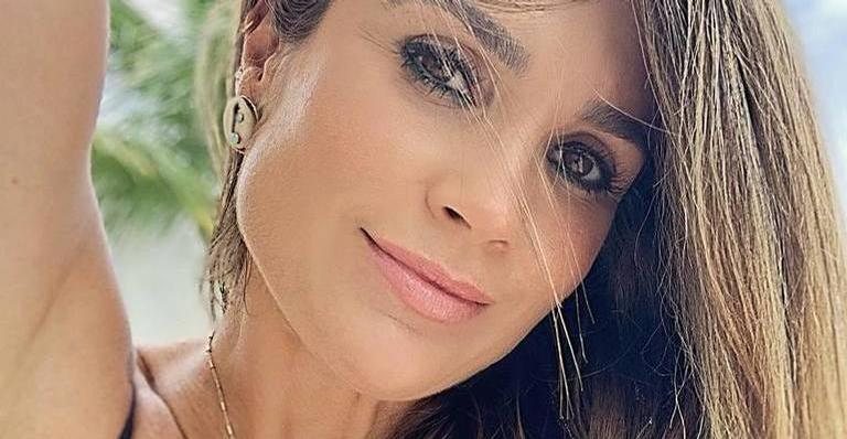 Flávia Alessandra usa maiô de grife e posa poderosa em barco - Foto/Destaque Instagram