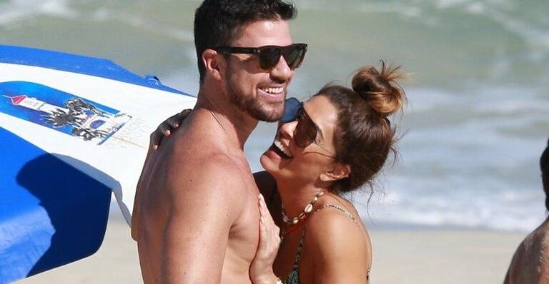 Juliana Paes curte praia com o marido - Dilson Silva