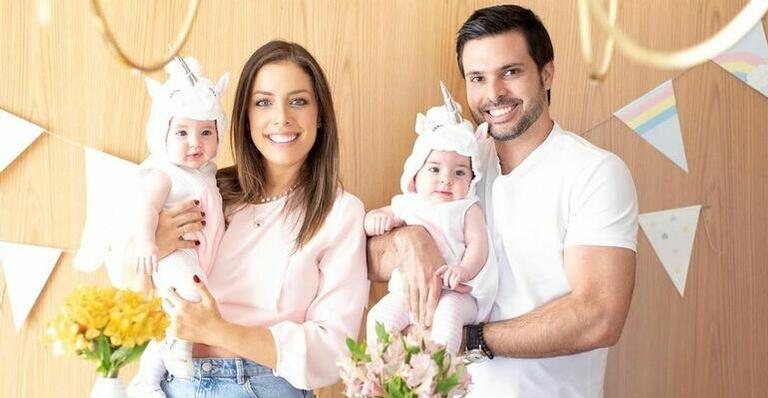 Fabiana Justus e Bruno D'Ancona celebram seis meses das filhas gêmeas - Fernanda Bozza Fotografia