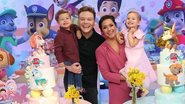 Thaís Fersoza e Michel Teló com os filhos, Melinda e Teodoro, na festa de aniversário - Estúdio Thalita Castanha