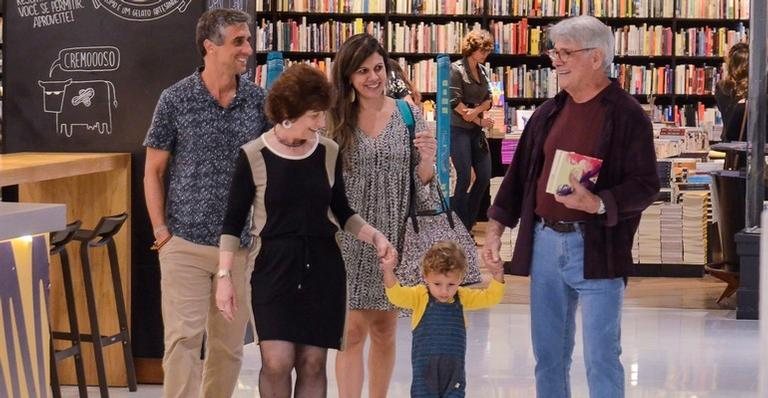 Sérgio Chapelin com a família no shopping - Pablo Luquez/AgNews