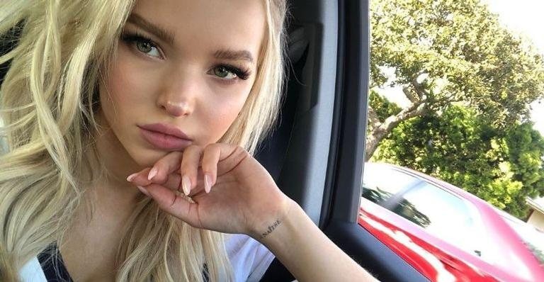 Dove Cameron posta foto sem sutiã com texto sobre empoderamento e liberdade feminina - Foto/Destaque Instagram