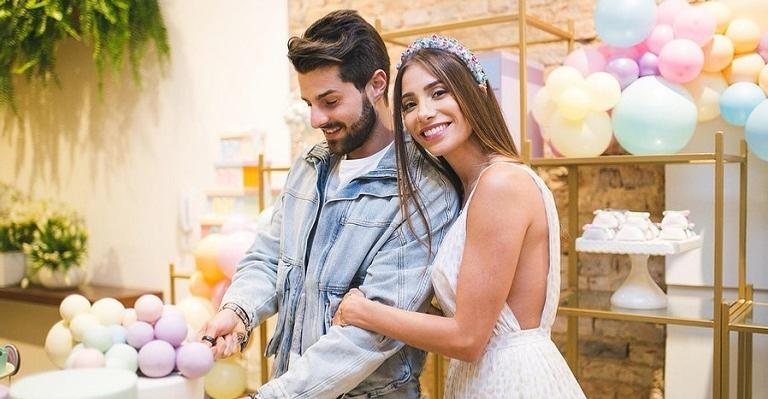 Alok e Romana Novais durante chá revelação - Fernanda Petrillo