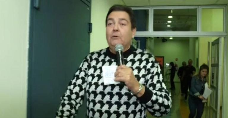 Faustão invade bastidores do programa e reclama de música - Reprodução